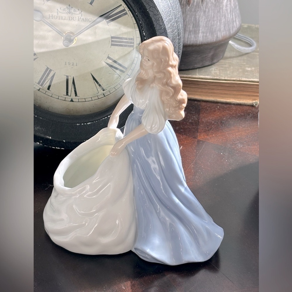 Vintage House of Lloyd Figurine Planter. Porcelain Maiden Basket. 1994 EUC